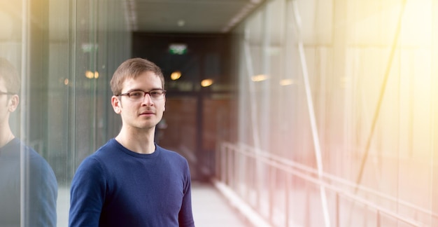 Photo de portrait d'un jeune homme d'affaires à l'intérieur