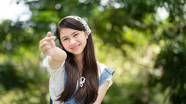 Photo portrait smiling Girl in Green Park green city park au printemps smiling dreamy Smiling young