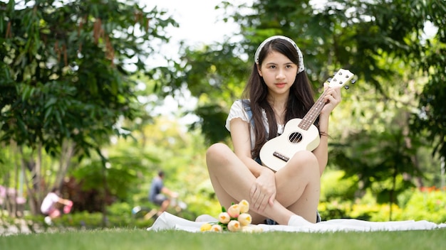 Photo portrait smiling Girl in Green Park green city park au printemps smiling dreamy Smiling young