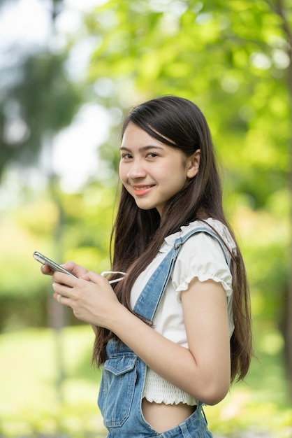 Photo portrait smiling Girl in Green Park parc de la ville verte au printemps smiling dreamy Smiling young bru