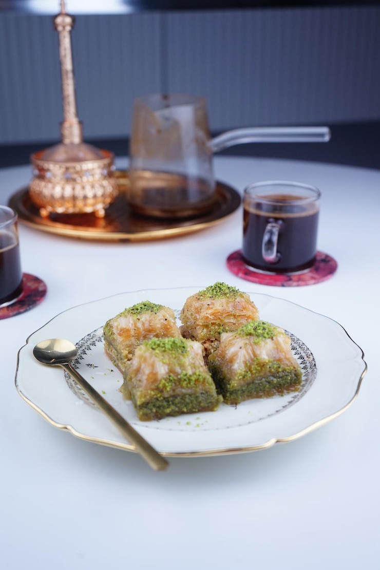 Photo photo de près dessert turc baklava fait de noix de pâtisserie minces et de miel