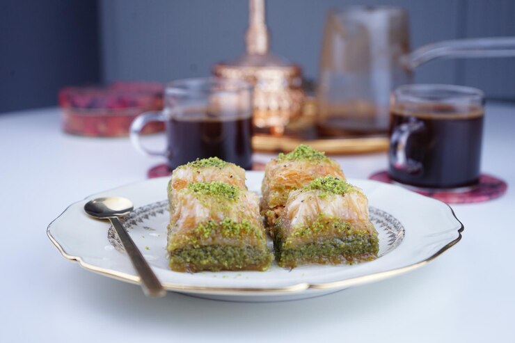 Photo photo de près dessert turc baklava fait de noix de pâtisserie minces et de miel