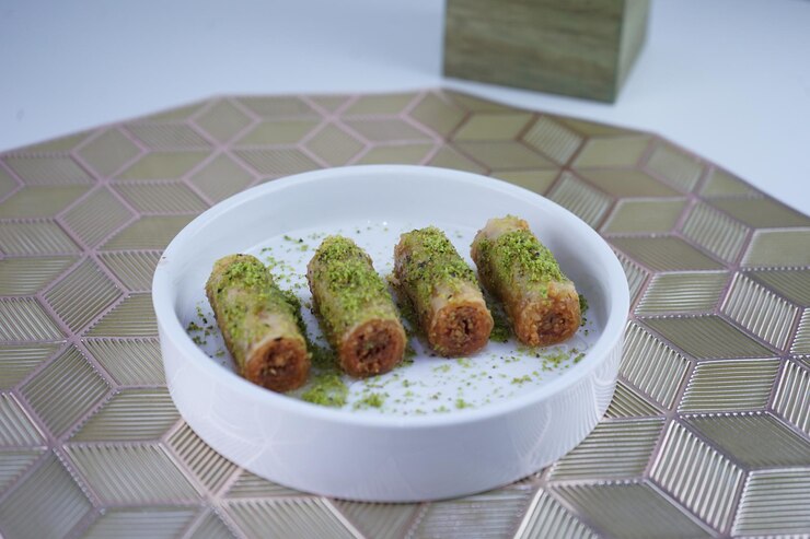 Photo photo de près dessert turc baklava fait de noix de pâtisserie minces et de miel
