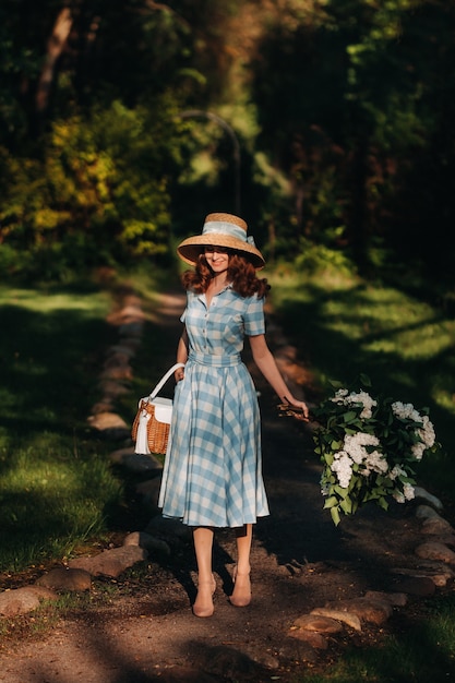 Photo de printemps d'une belle jeune femme entourée de fleurs