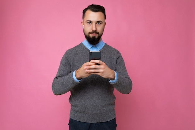 Photo prise de concentré calme sérieux beau beau jeune homme portant un style décontracté