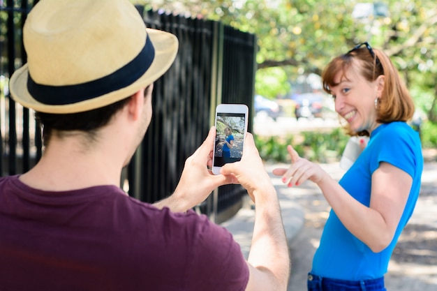 Photo prise du jeune couple avec caméra smartphone.