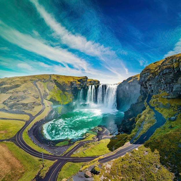 Une photo prise par un drone de la cascade de Skoacutegafoss en Islande