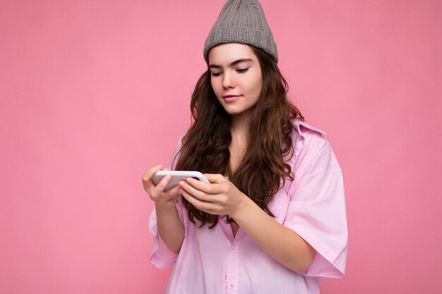 Photo prise de photo attrayante positive à la jeune femme portant une tenue élégante décontractée en équilibre