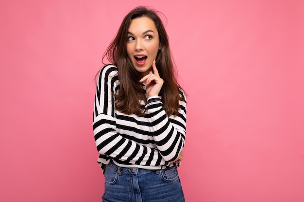 Photo prise de photo de jolie jolie jeune femme drôle surprise portant des rayures décontractées