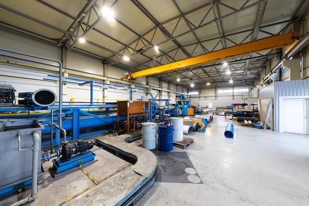 Photo prise de rouleaux de tôle d'acier entreposés dans un entrepôt ; Bobines d'acier laminées à froid à l'usine. Fabrication d'ingénierie.