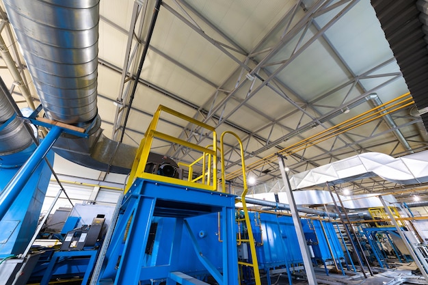 Photo prise de rouleaux de tôle d'acier stockés dans des bobines d'acier laminées à froid d'entrepôt à l'usine