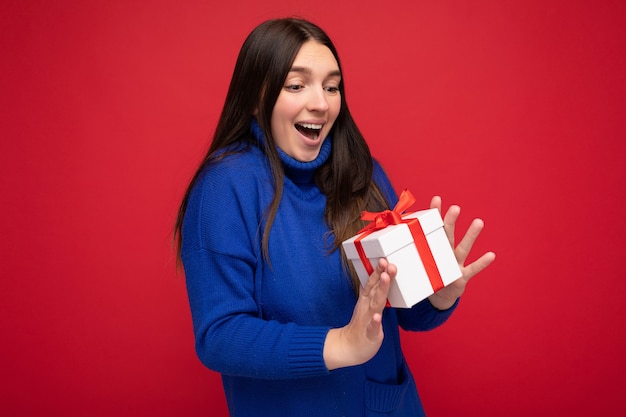 Photo prise de vue d'une jeune femme brune assez positive surprise