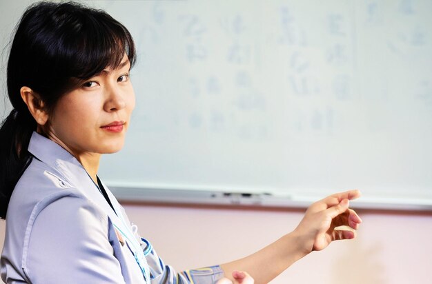 photo d'un professeur coréen expliquant le sujet en classe