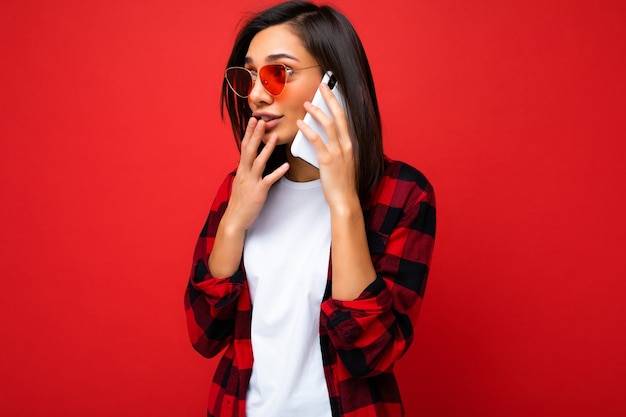 Photo De Profil De La Belle Jeune Femme Brune Portant Une Chemise Rouge élégante, Un T-shirt Blanc Et Rouge