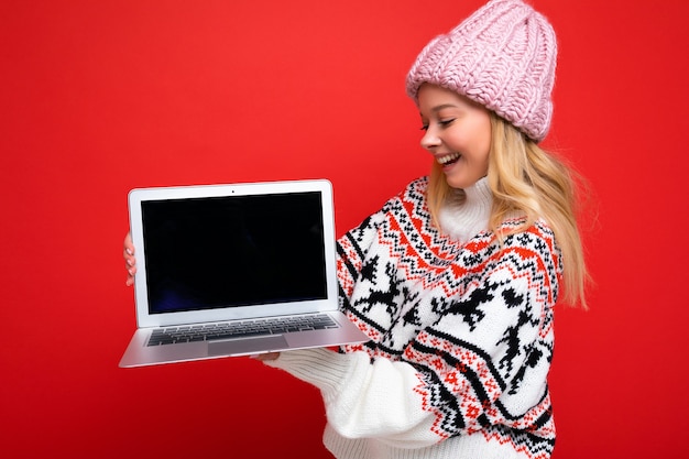 Photo de profil de côté de charmant sourire heureux jolie jeune femme tenant un ordinateur portable