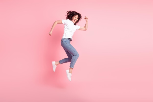 Photo De Profil Pleine Grandeur De Jeune Femme Cavalier Aller Marcher Pressé Isolé Sur Fond De Couleur Rose