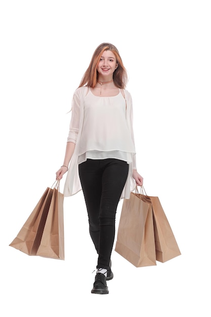 Photo de profil pleine longueur d'une jolie dame portant de nombreux packs de shopping isolés sur fond blanc