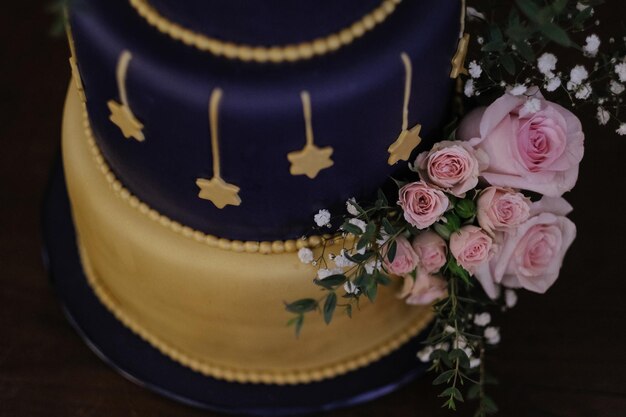 Photo une photo rapprochée d'un gâteau avec des fleurs