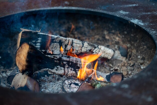 Photo une photo rapprochée d'un panier de feu