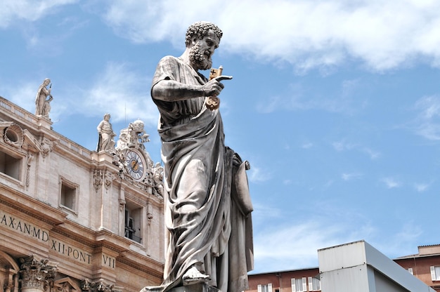 Photo rapprochée de la statue de Saint-Pierre à la basilique Saint-Pierre sur la place principale de la ville du Vatican