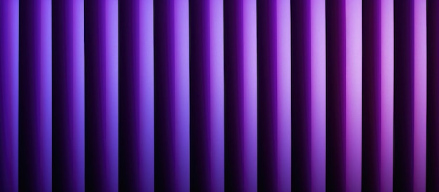 Une photo rapprochée de stores violets verticaux accentue la texture et le gradient de couleur