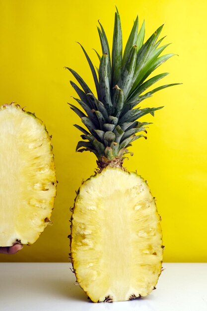 La photo réaliste d'ananas en studio