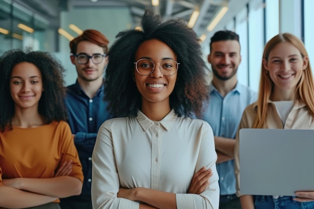 Une photo réaliste d'employés multiethniques confiants et engagés, des couleurs vives, une journée ensoleillée, grande.