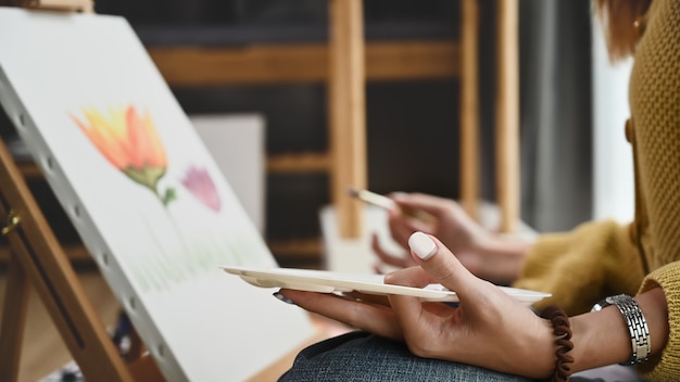 Photo photo recadrée d'un artiste heureux avec une palette