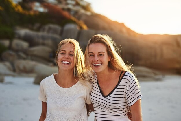 Photo recadrée de deux amis passant la journée à la plage