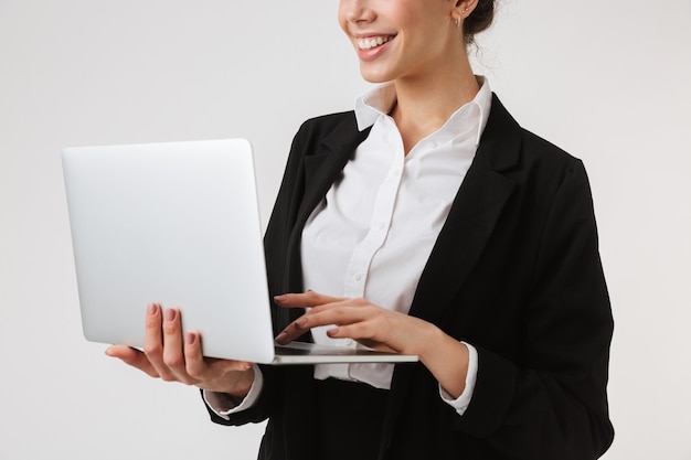 Photo recadrée de femme d'affaires jeune souriante