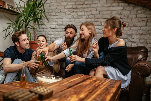 Photo recadrée d'un groupe d'amis s'amusant dans l'appartement