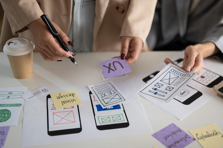 Photo une photo recadrée d'un groupe de graphistes ux et ui travaillant lors de la réunion