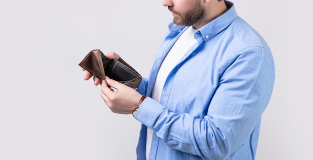 Photo recadrée d'un homme en faillite avec portefeuille homme en faillite avec portefeuille isolé sur studio