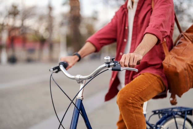 Photo recadrée d'un homme faisant du vélo