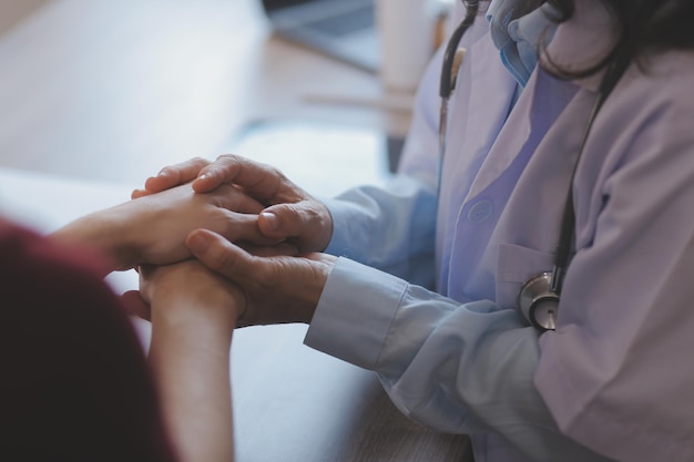 Photo recadrée d'une infirmière tenant la main de son patient âgé Donner un soutien Médecin aidant un patient âgé atteint de la maladie d'Alzheimer