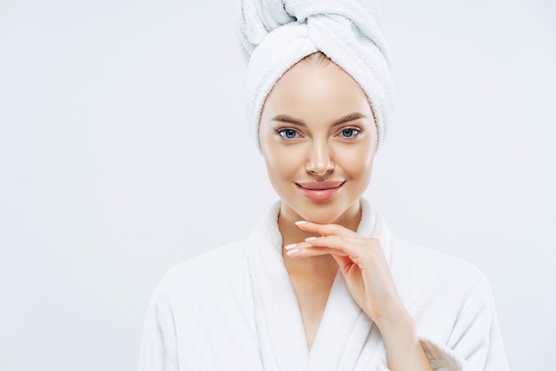 Photo recadrée de jeune belle femme regarde avec un visage calme