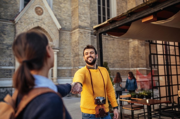 Photo recadrée d'un jeune couple heureux visitant une ville étrangère Mise au point sélective