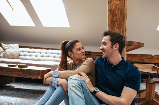 Photo recadrée d'un jeune couple séduisant parlant dans le salon