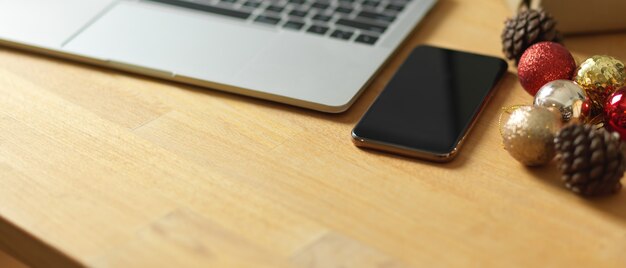 Photo recadrée de table en bois avec des décorations pour smartphone et espace de copie