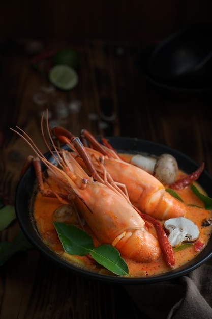 Photo recadrée de Tom yum goong aux crevettes