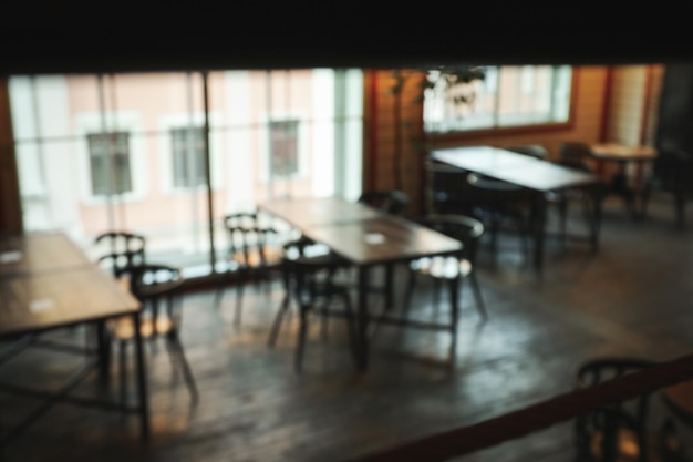 Photo de restaurant avec des tables en bois vides