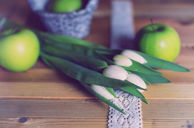 Photo rétro pomme tulipe blanche en bois