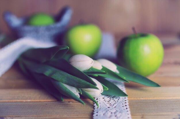 Photo rétro tulipe blanche pomme en bois