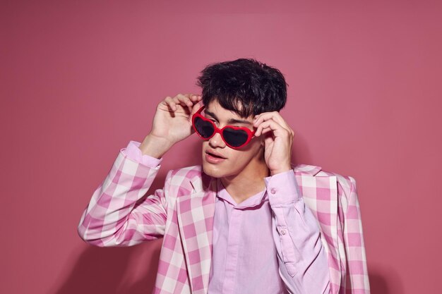 Photo de romantique jeune petit ami plaid blazer mode style moderne lunettes modèle studio