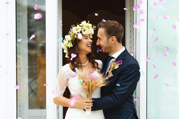 Photo romantique de la mariée et du marié à l'extérieur, étreignant et souriant