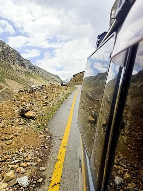 Photo de la route sur le côté d'un bus