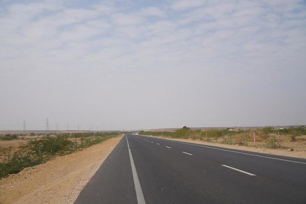 Une photo de la route vide de Jaisalmer