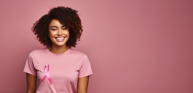 Photo d'un ruban d'insigne rose sur la poitrine d'une femme pour soutenir la cause du cancer du sein, fond rose isolé