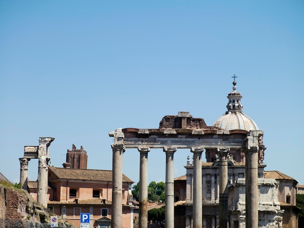 Photo des ruines de l'ancienne architecture italienne, avec l'église et le ciel