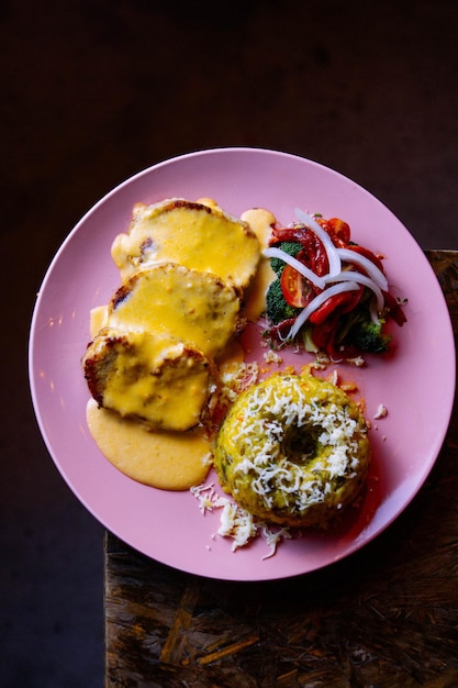 Une photo d'un sandwich au bagel délicieux